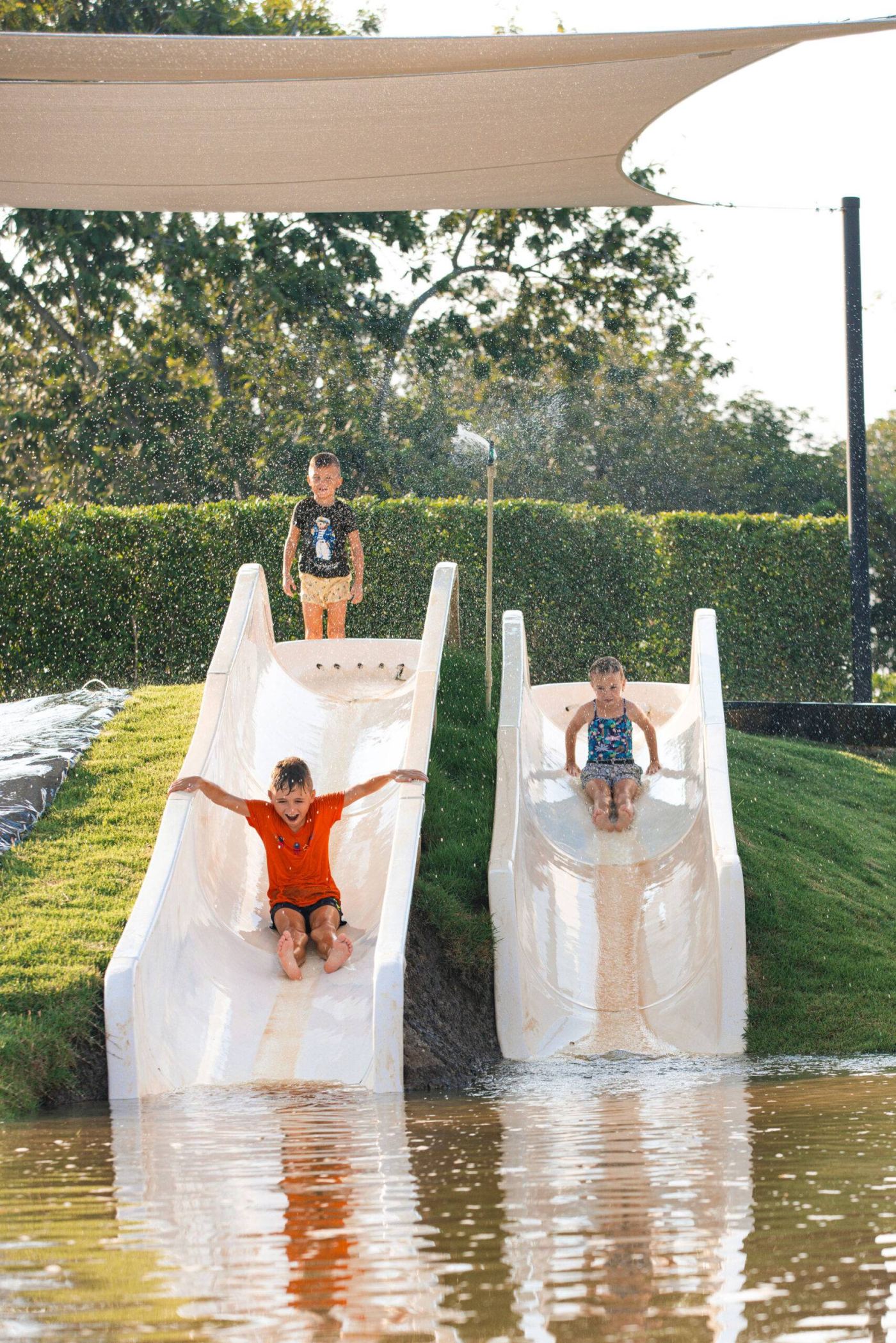 เด็ก ๆ เล่นสไลเดอร์น้ำที่ Maze For Fun นครนายก